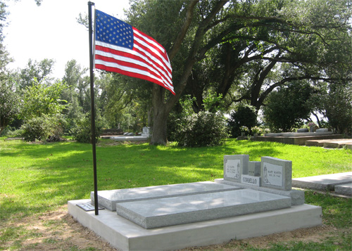 Double wing monument with ledgers